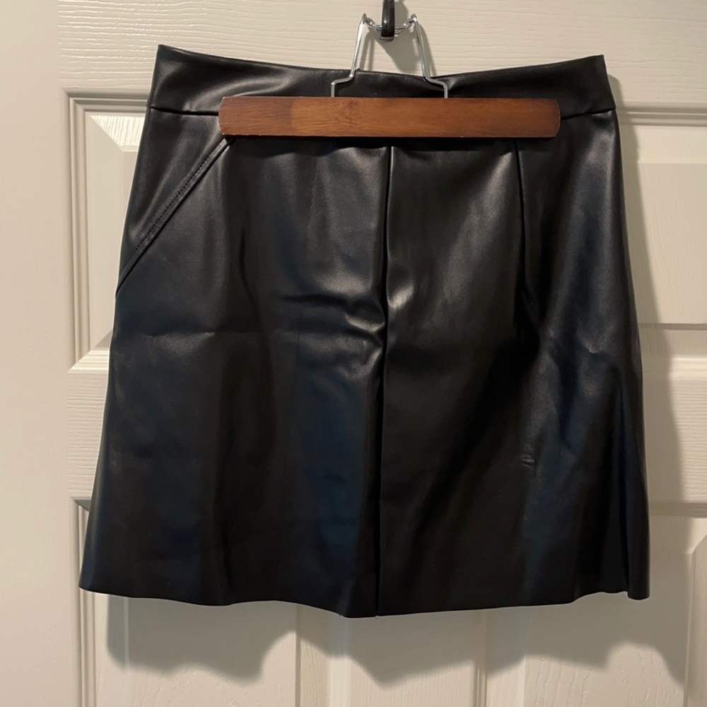 Slit hem faux leather mini skirt